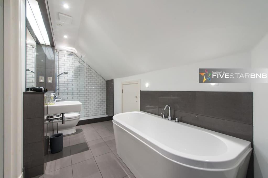 Cool Urban Apartment With Stunning Castle Views Edinburgh Bagian luar foto