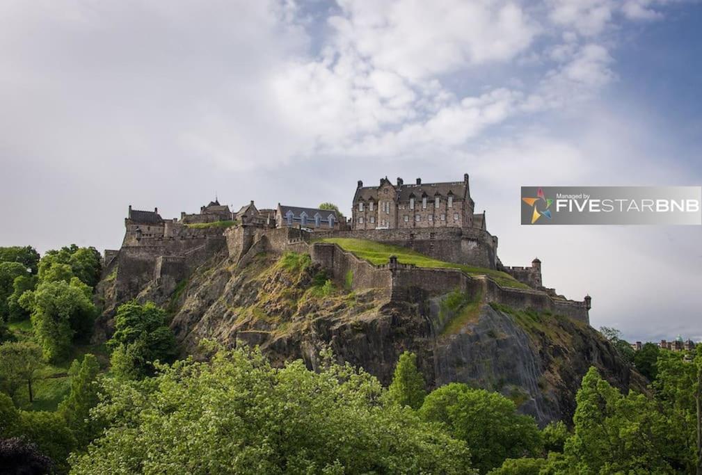 Cool Urban Apartment With Stunning Castle Views Edinburgh Bagian luar foto