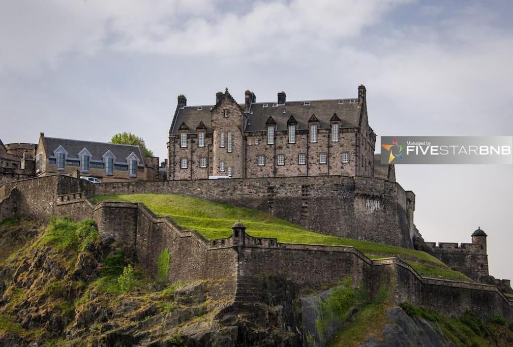Cool Urban Apartment With Stunning Castle Views Edinburgh Bagian luar foto