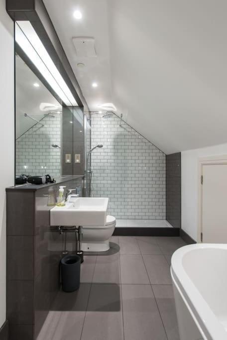 Cool Urban Apartment With Stunning Castle Views Edinburgh Bagian luar foto